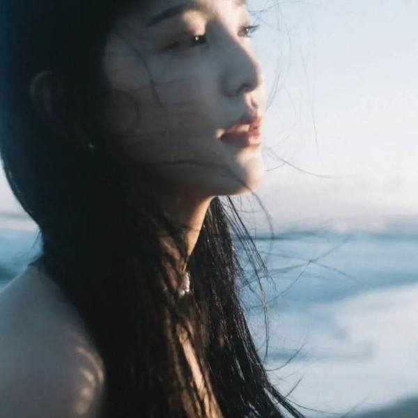 坐在酒吧里吃蛋糕